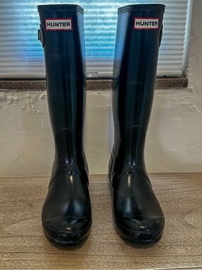 Hunter Black Gloss Tall Rain Boots with Red Logo